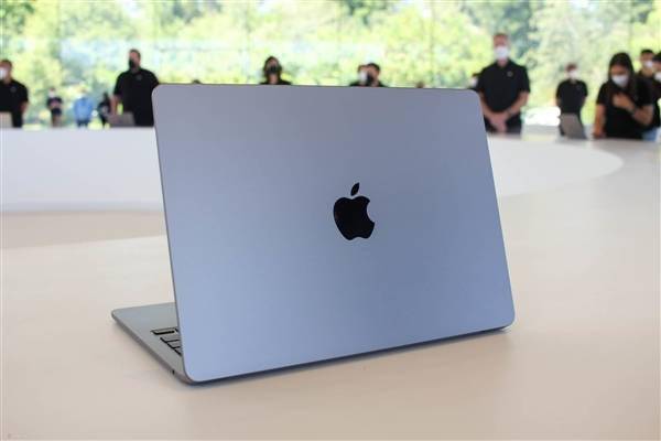 苹果笔记本触控版按压:曝苹果2025年推出折叠屏MacBook：20.5英寸屏 颠覆以往-第2张图片-太平洋在线下载