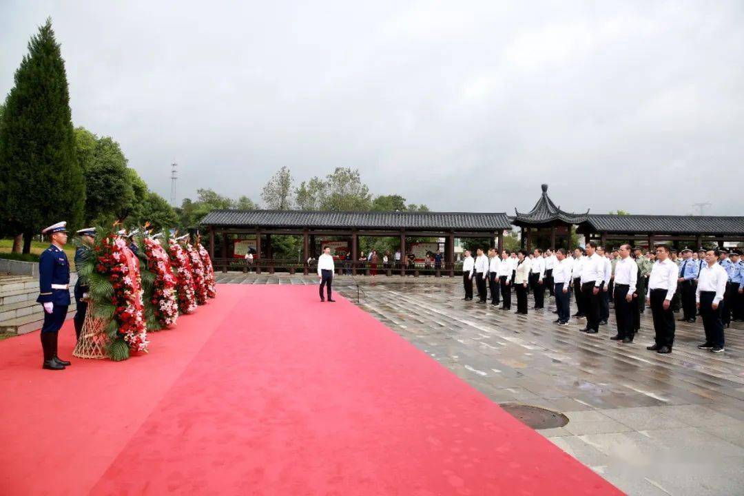 今天上午，我县举行向烈士敬献花篮仪式-第2张图片-太平洋在线下载