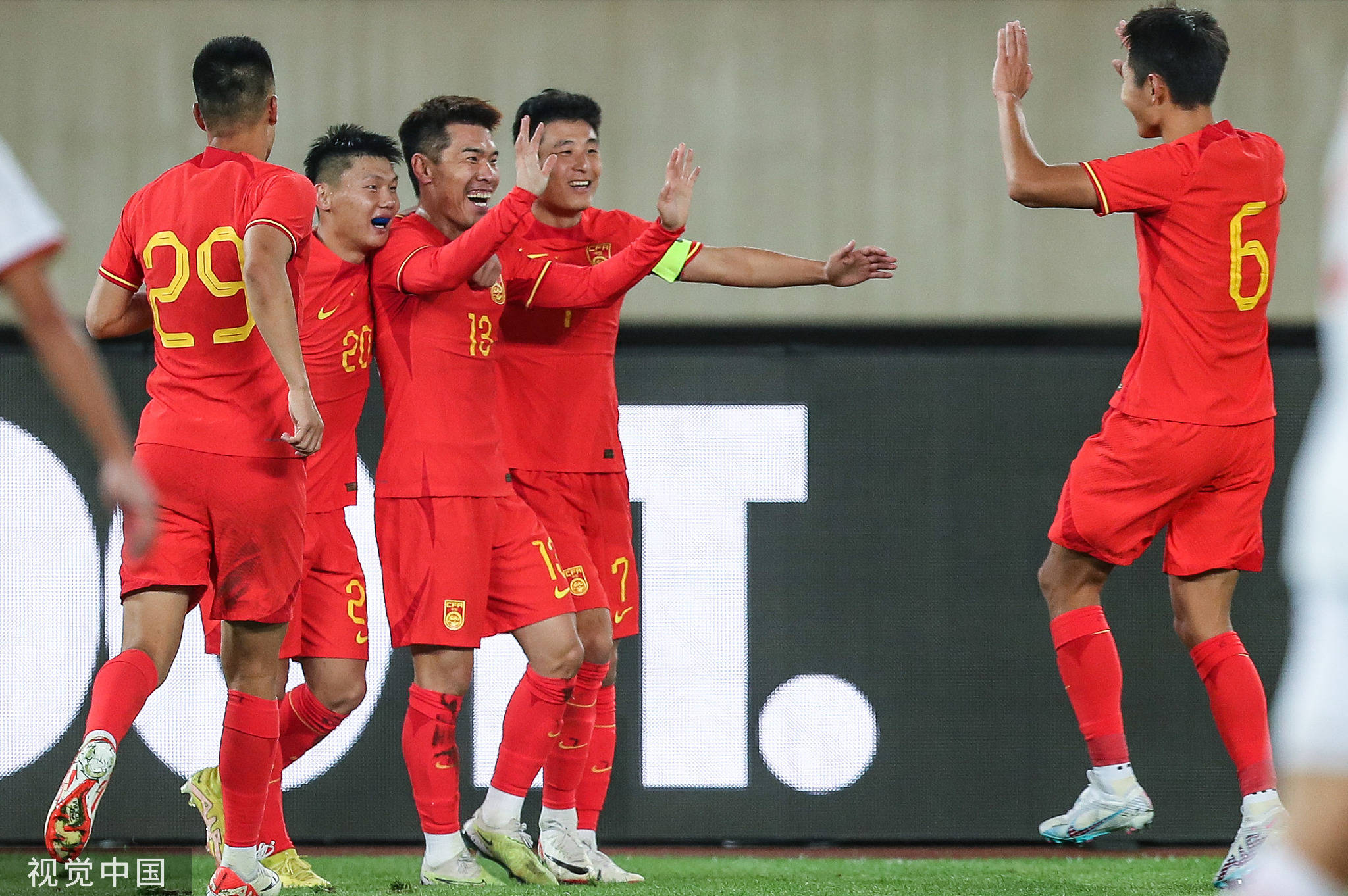 复仇！王秋明武磊破门对手肘击染红 国足2-0越南-第1张图片-太平洋在线下载